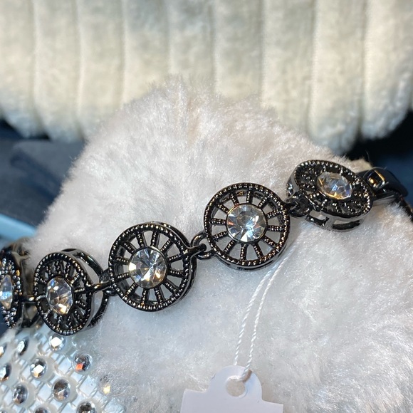 NWT 🖤 HEMATITE 🖤 FOCUS FILIGREE DISK WITH BEAUTIFUL CLEAR STONES BRACELET - Picture 7 of 9